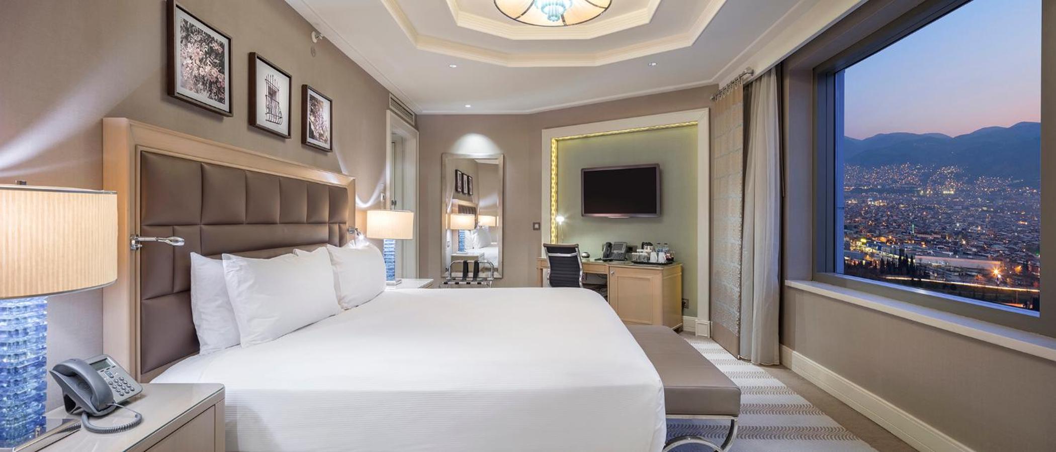 EXECUTIVE, KING BED, LOUNGE ACCESS, CORNER