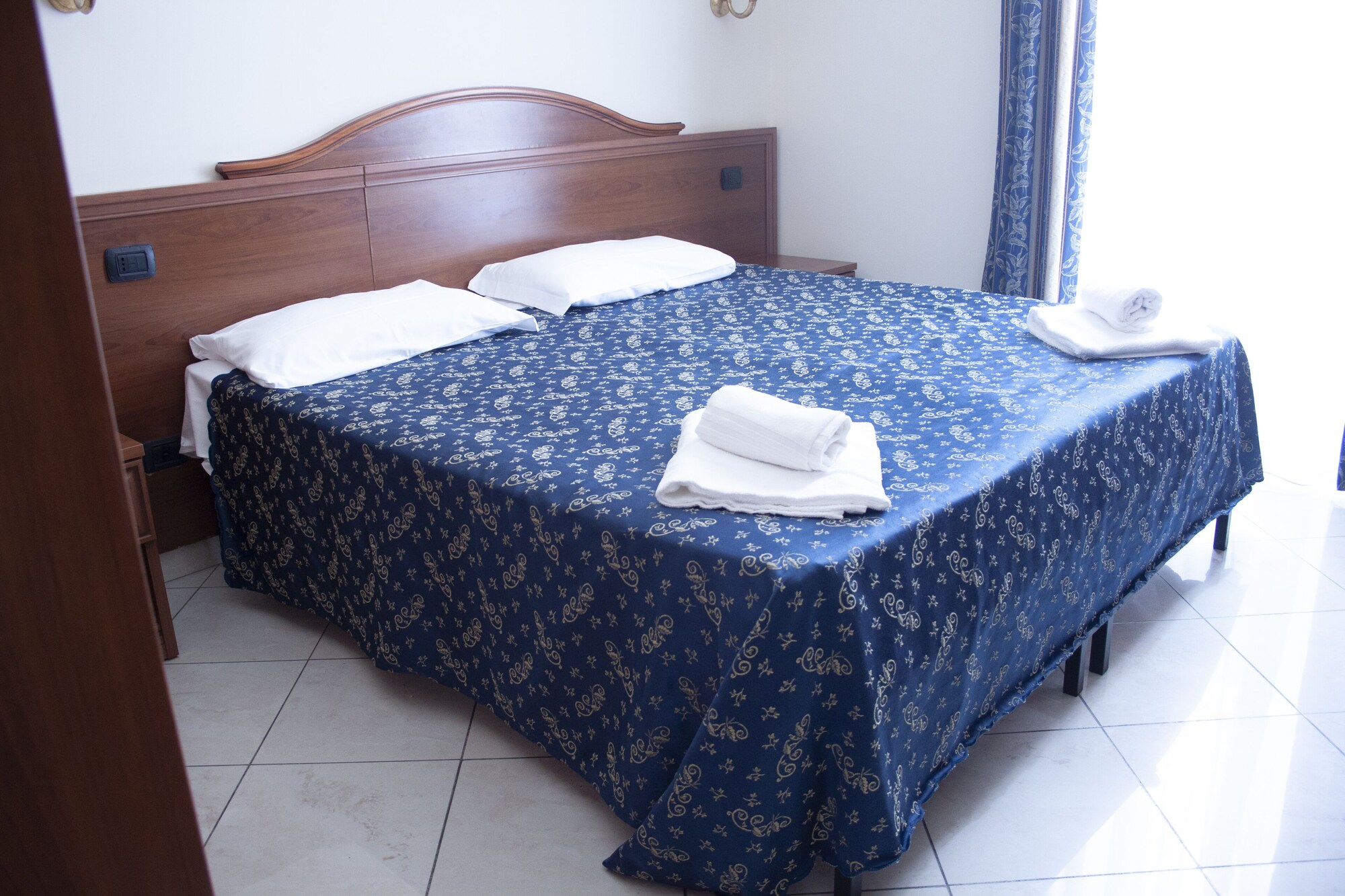 ROOM, DOUBLE BED