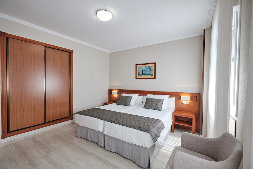 STANDARD, DOUBLE OR TWIN BED, PRIVATE BATHROOM