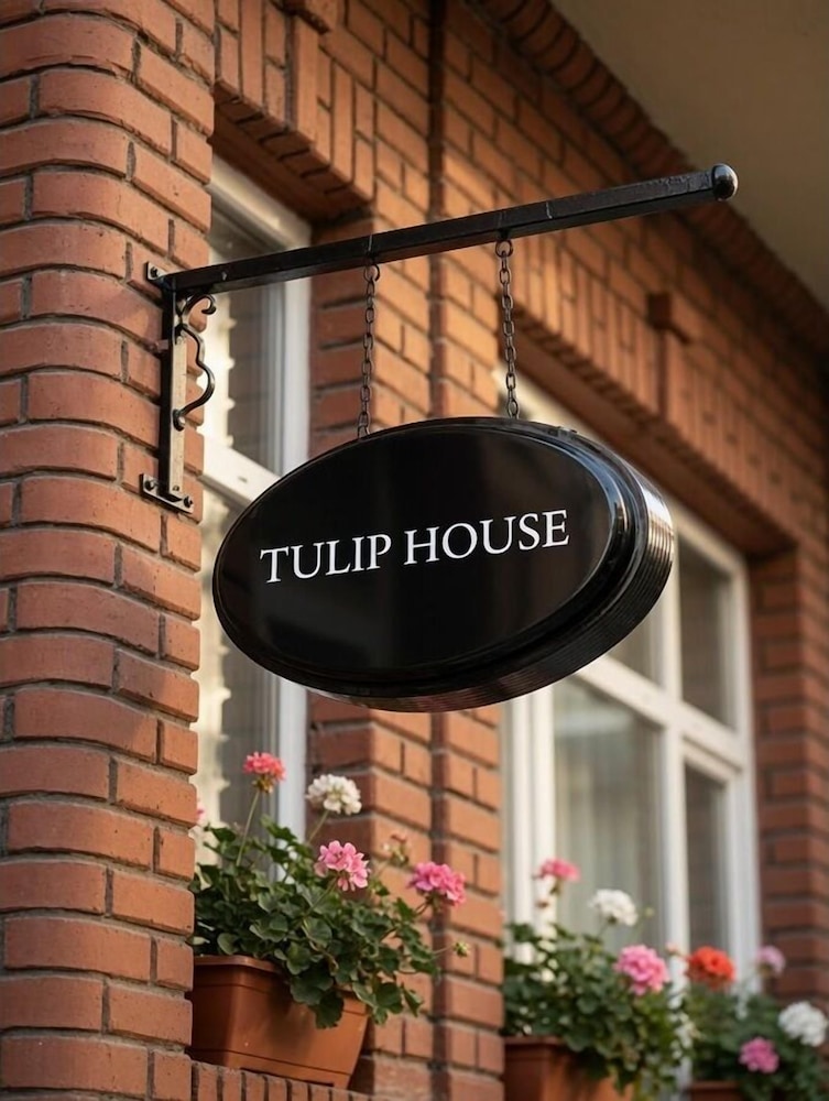 Tulip House 4/73
