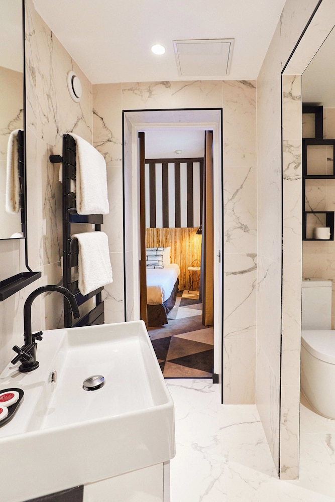 Madrigal Hotel Paris 46/47
