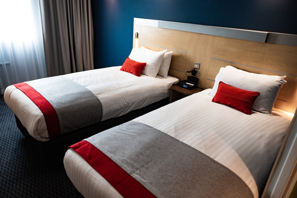 Holiday Inn Express Cardiff Airport 12/27