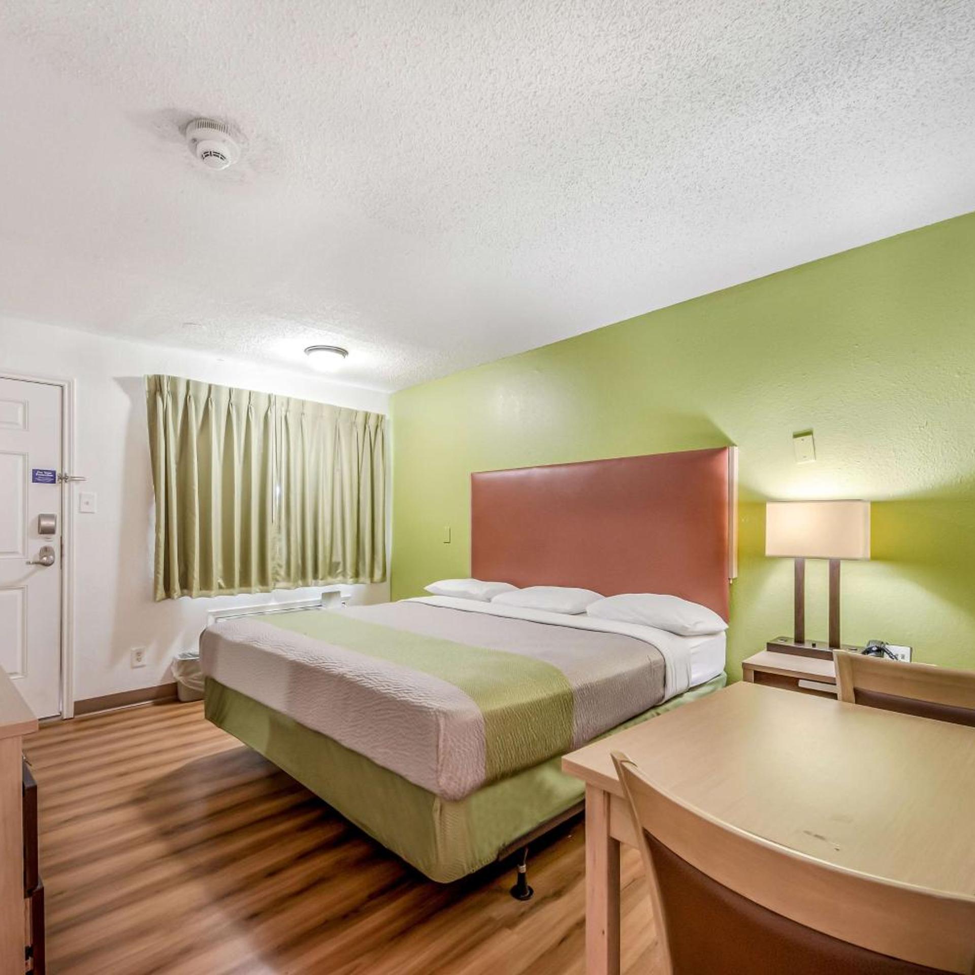 ROOM, DOUBLE BED