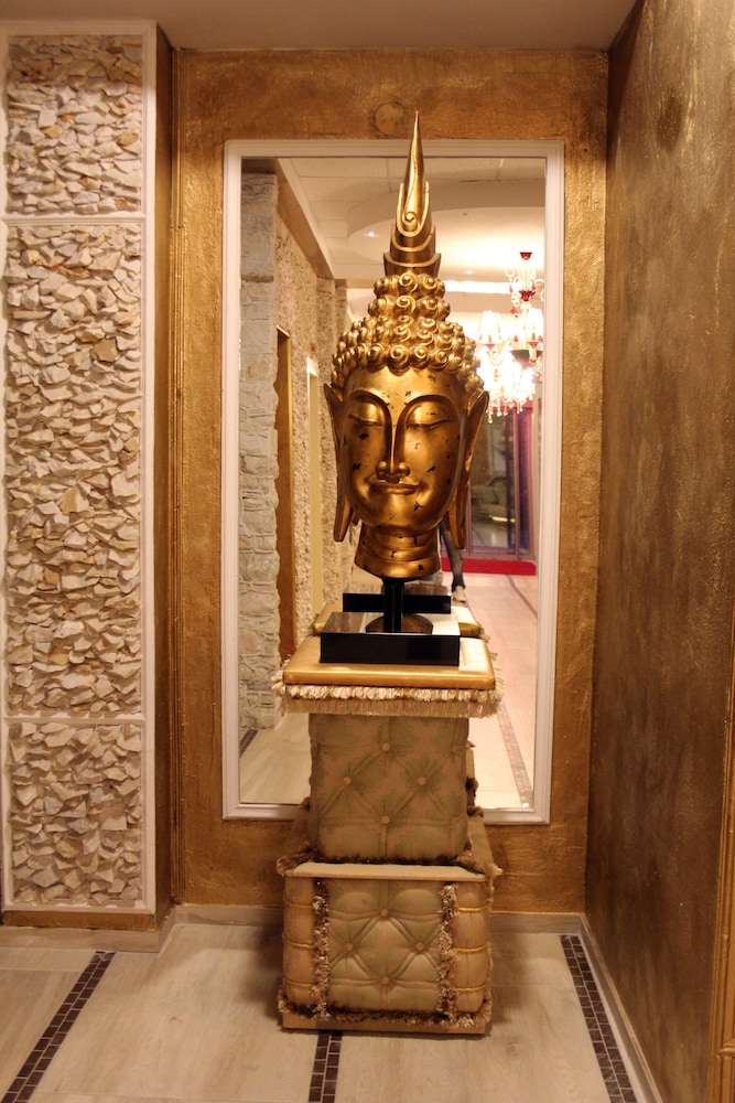 Bali Colosseum Hotel 5/50