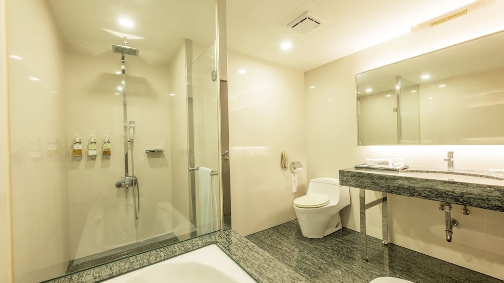 CHECK inn SELECT Taichung Dadun 47/48