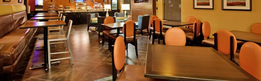 Holiday Inn Express Suites North Kansas City Ex Quality Inn Suites 43/52