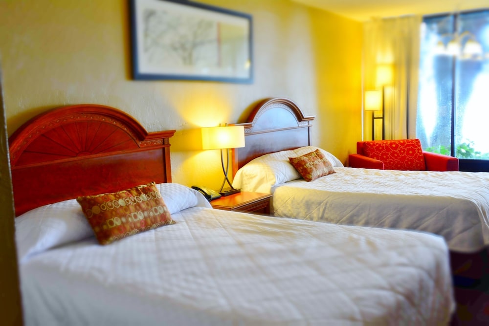 Room, 2 Queen Beds, Main Street View