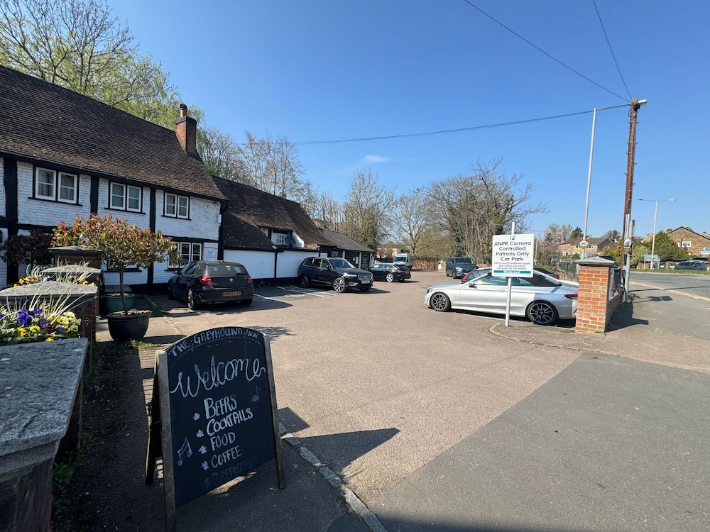 OYO The Greyhound Inn 25/30