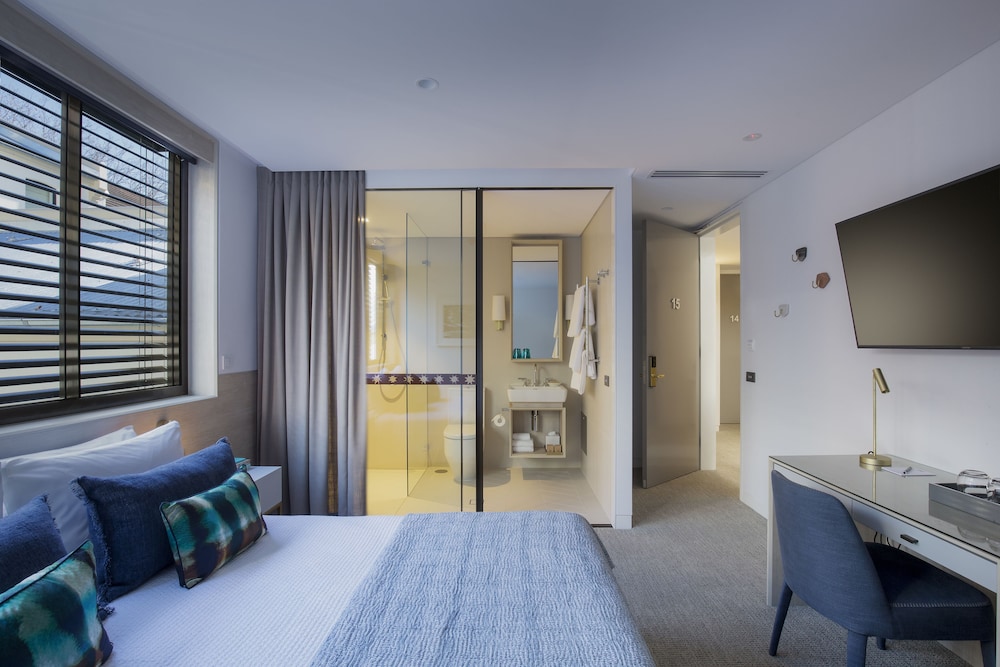 ROOM, QUEEN BED