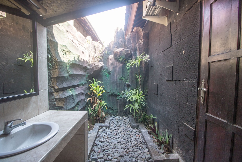 Trijaya Guest House 72/72