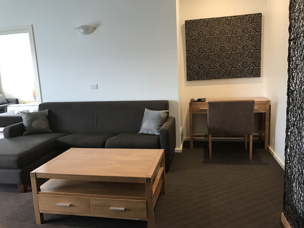 MORNINGTON HOTEL 28/45