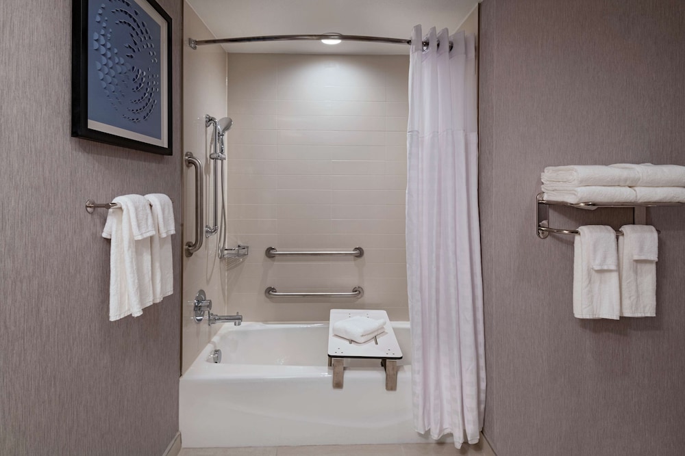 Hyatt Place Austin / Lake Travis / Four Points 13/55