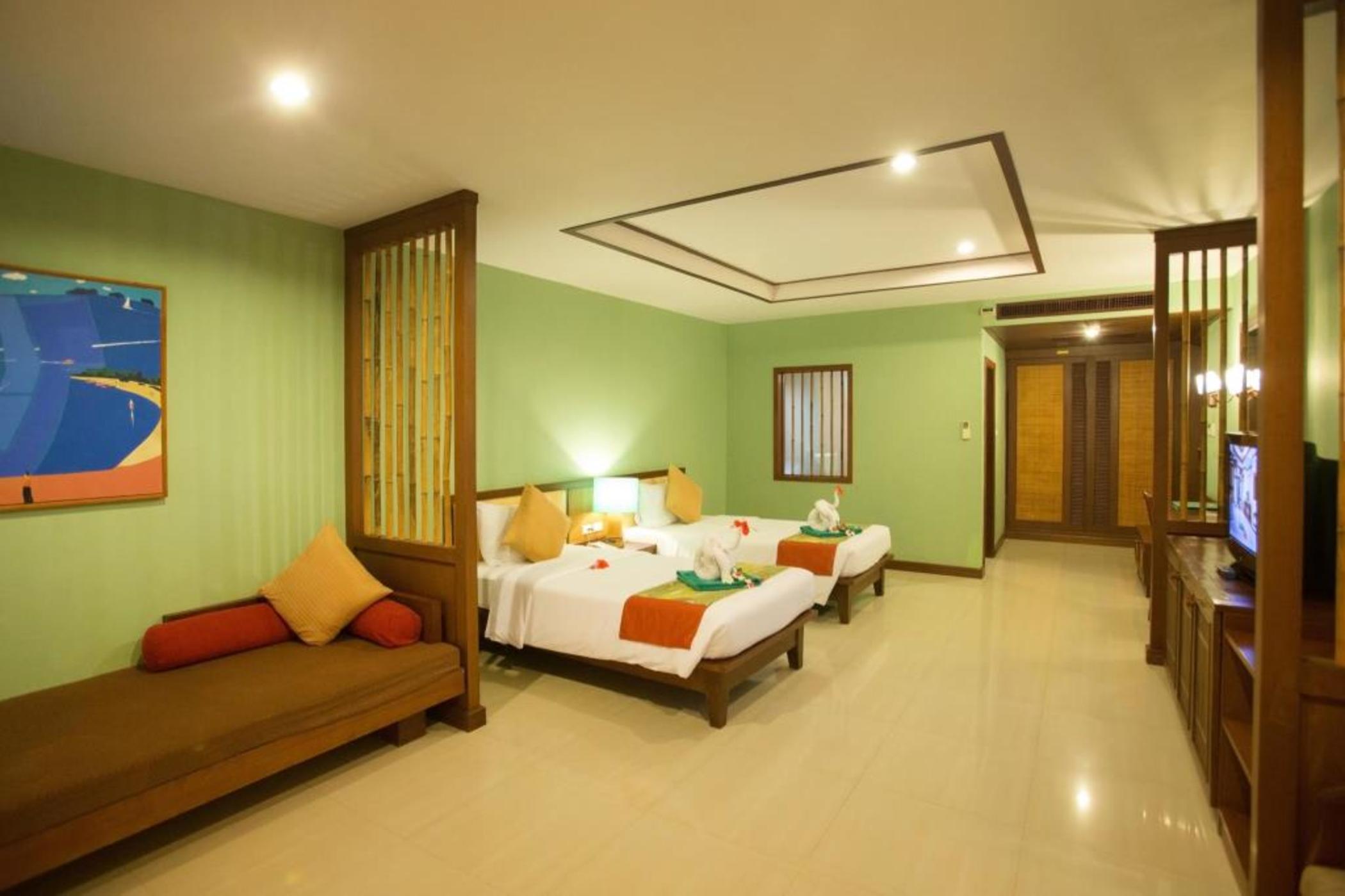 Hotel and Beach Bungalow at Lanta Resort 12/55