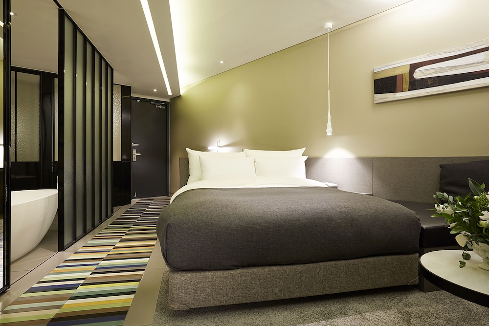 9 BRICK HOTEL 16/71