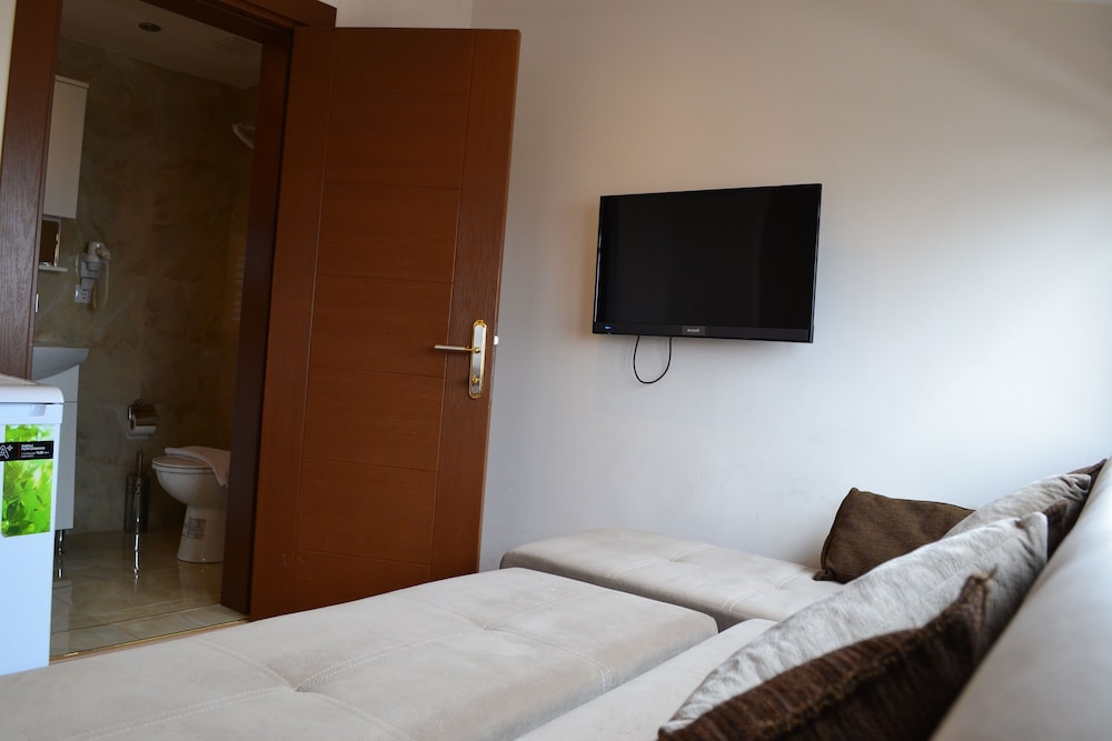 Seven Days Hotel 12/60