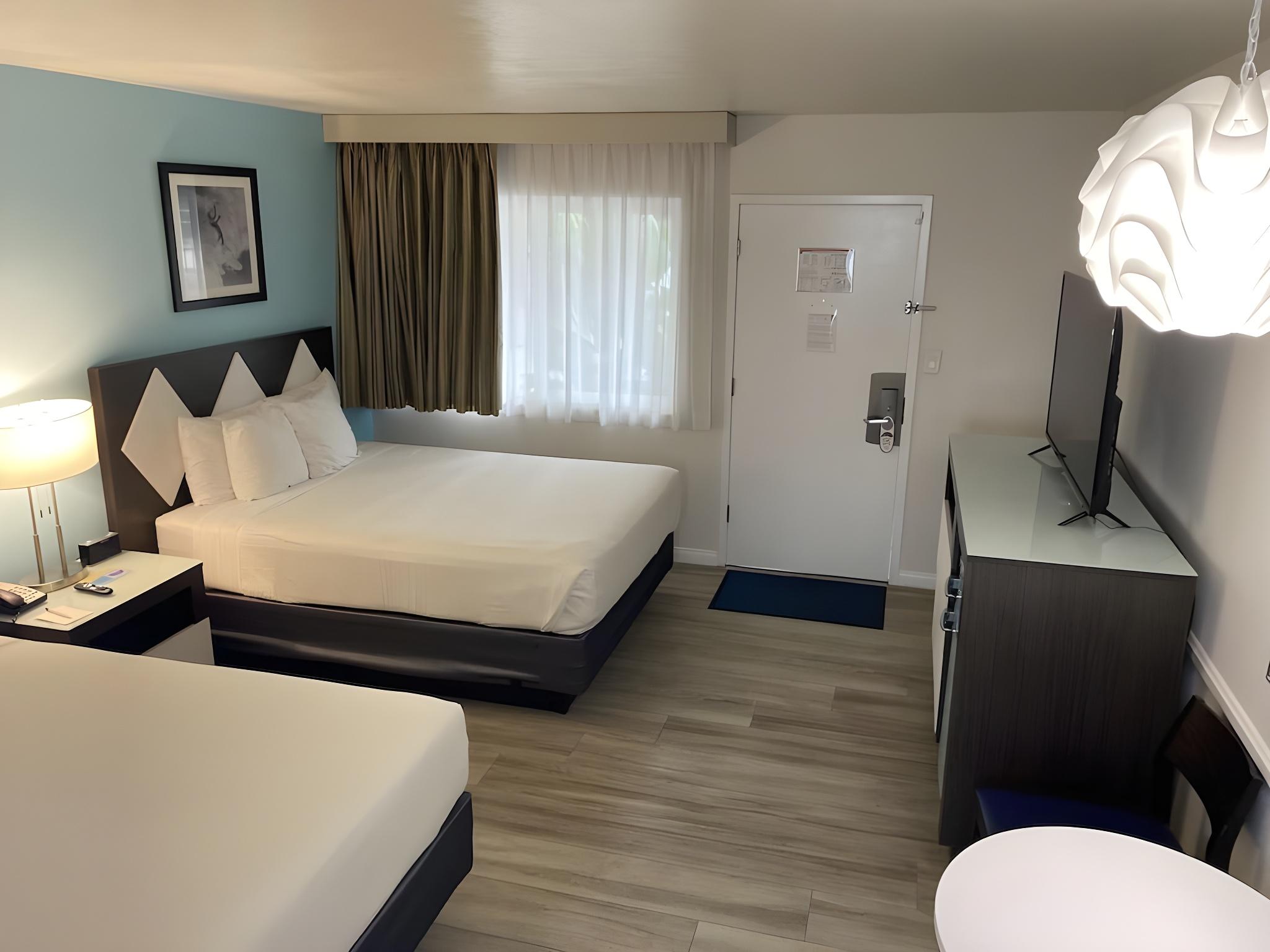 Deluxe, 2 Queen Beds, Pool Side