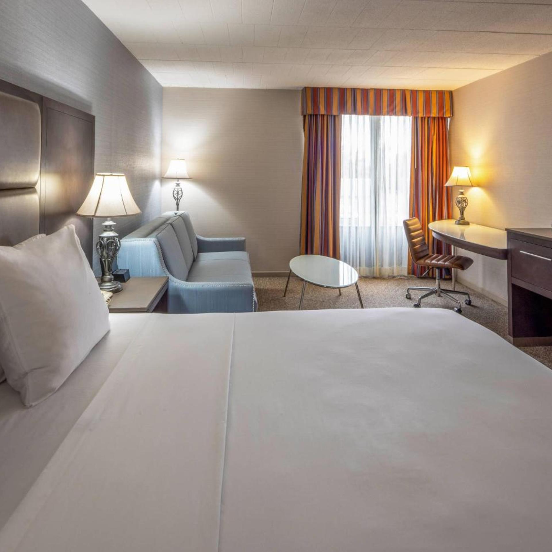 غرفة قياسية بسرير كينج، Radisson Hotel Hauppauge-Long Island 2/3