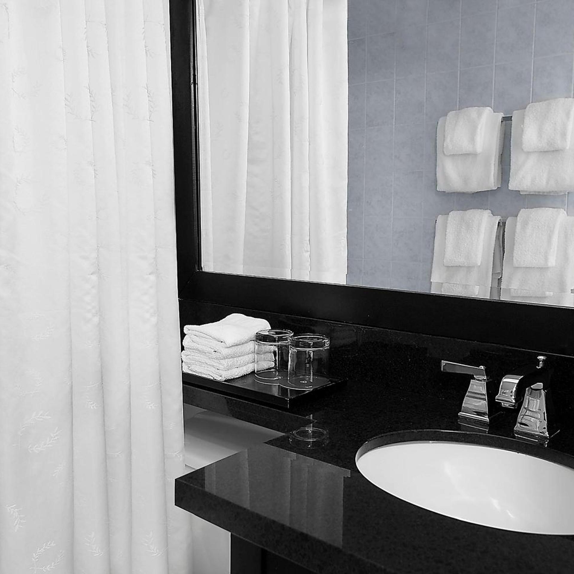 Guest Room, King Bed, 2 Queen Beds, No Window, Sheraton Fallsview Hotel 6/6