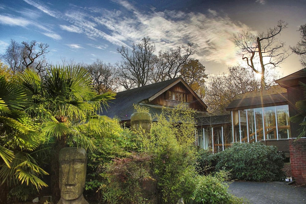 Marwell Hotel 55/60
