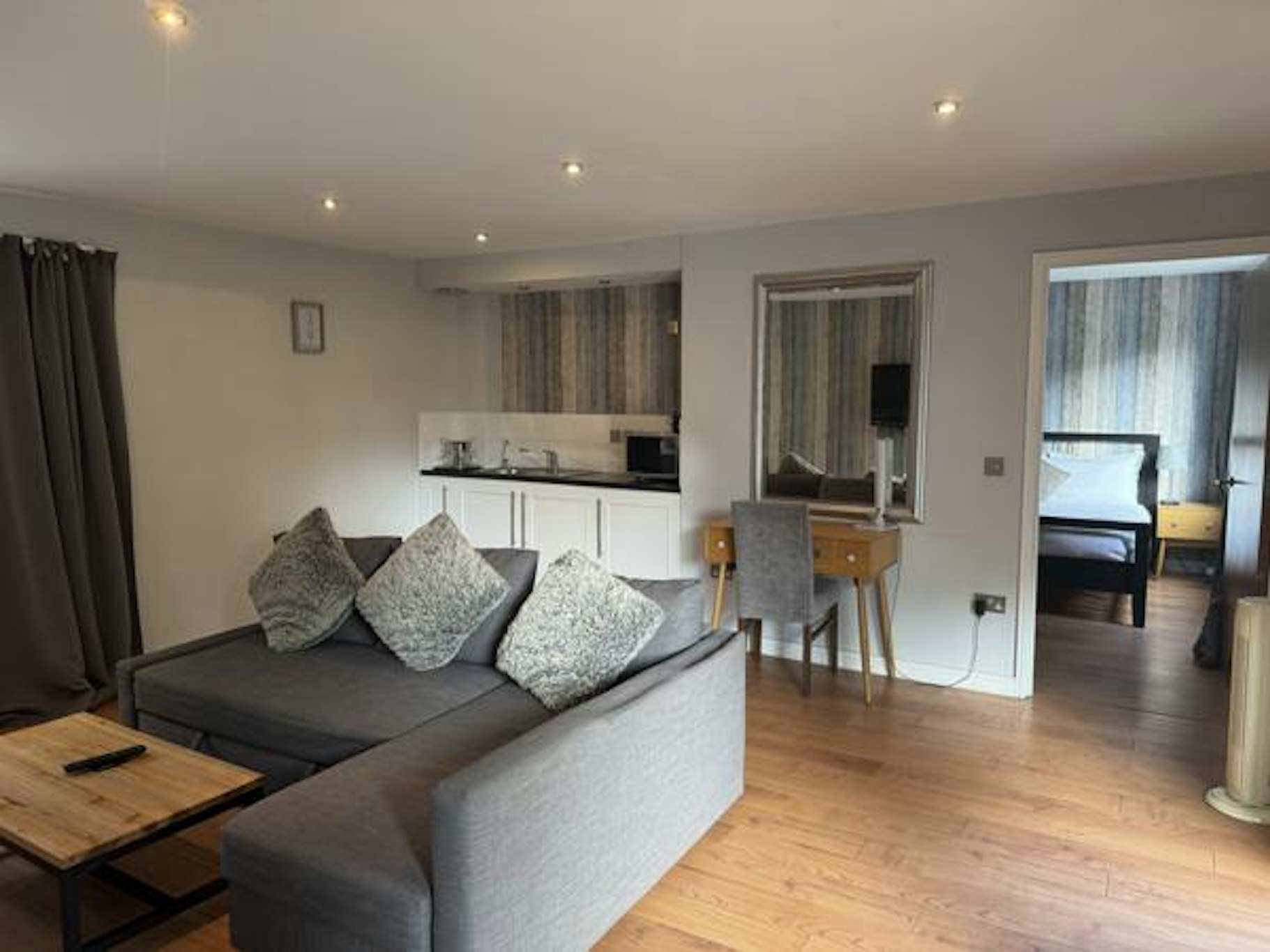 Oaklands Hotel 30/40