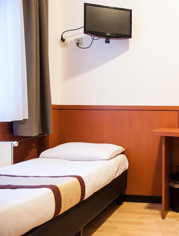 STANDARD, TWIN BEDS, PRIVATE BATHROOM