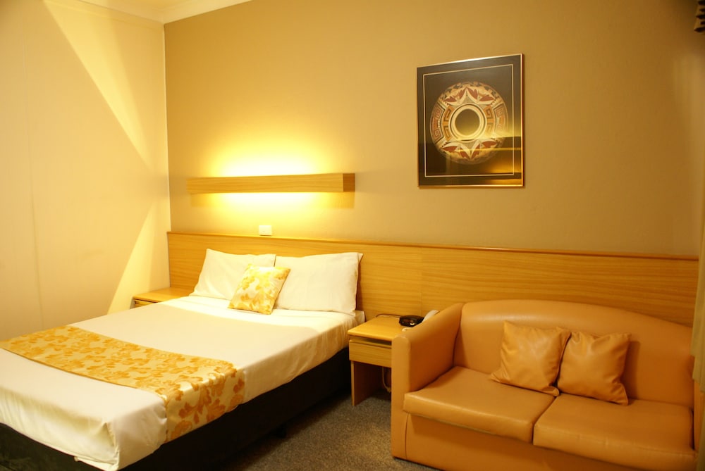 Country Lodge Motor Inn 5/50