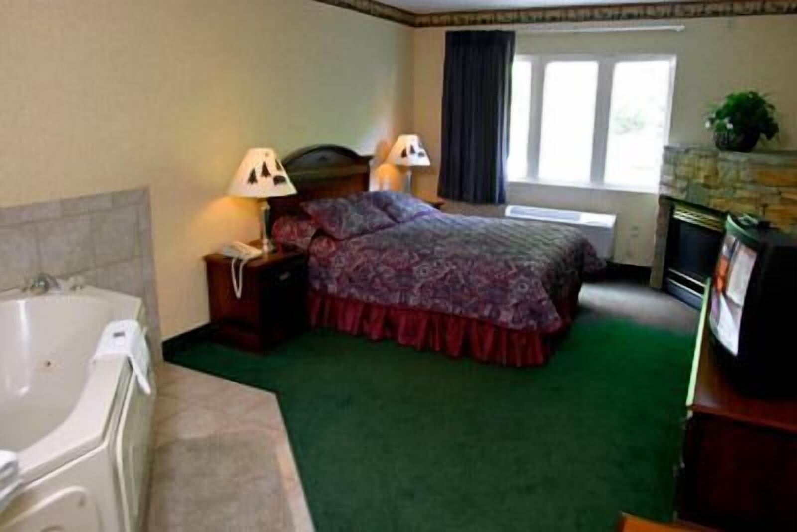 DELUXE, QUEEN BED, JETTED TUB