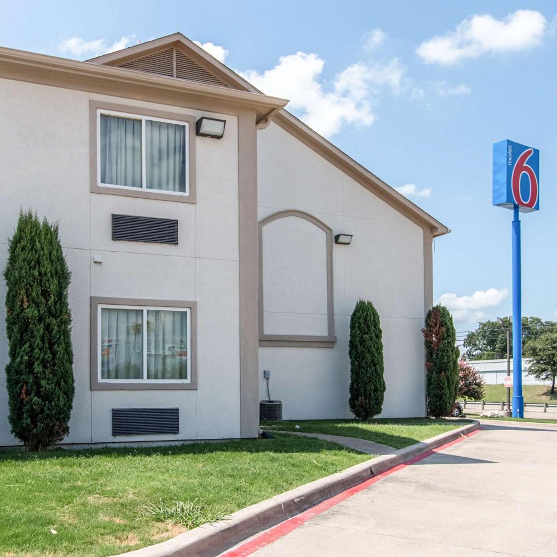 Motel6 Hutchins, TX 18/24