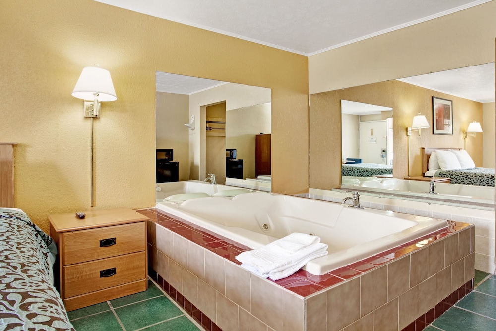 Days Inn by Wyndham Knoxville West 8/17