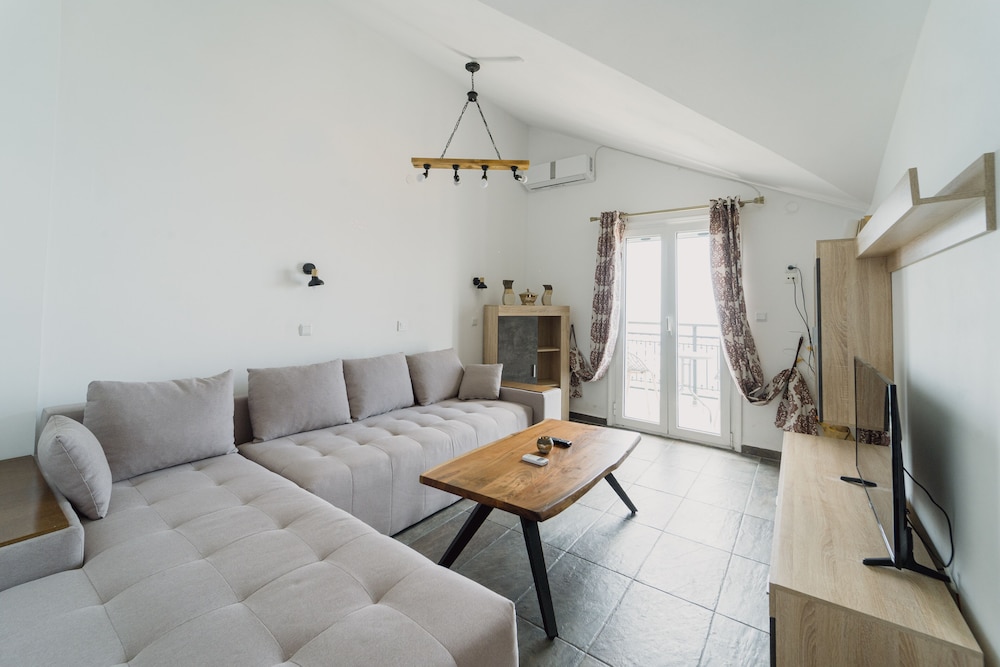Stellatos House 30/50