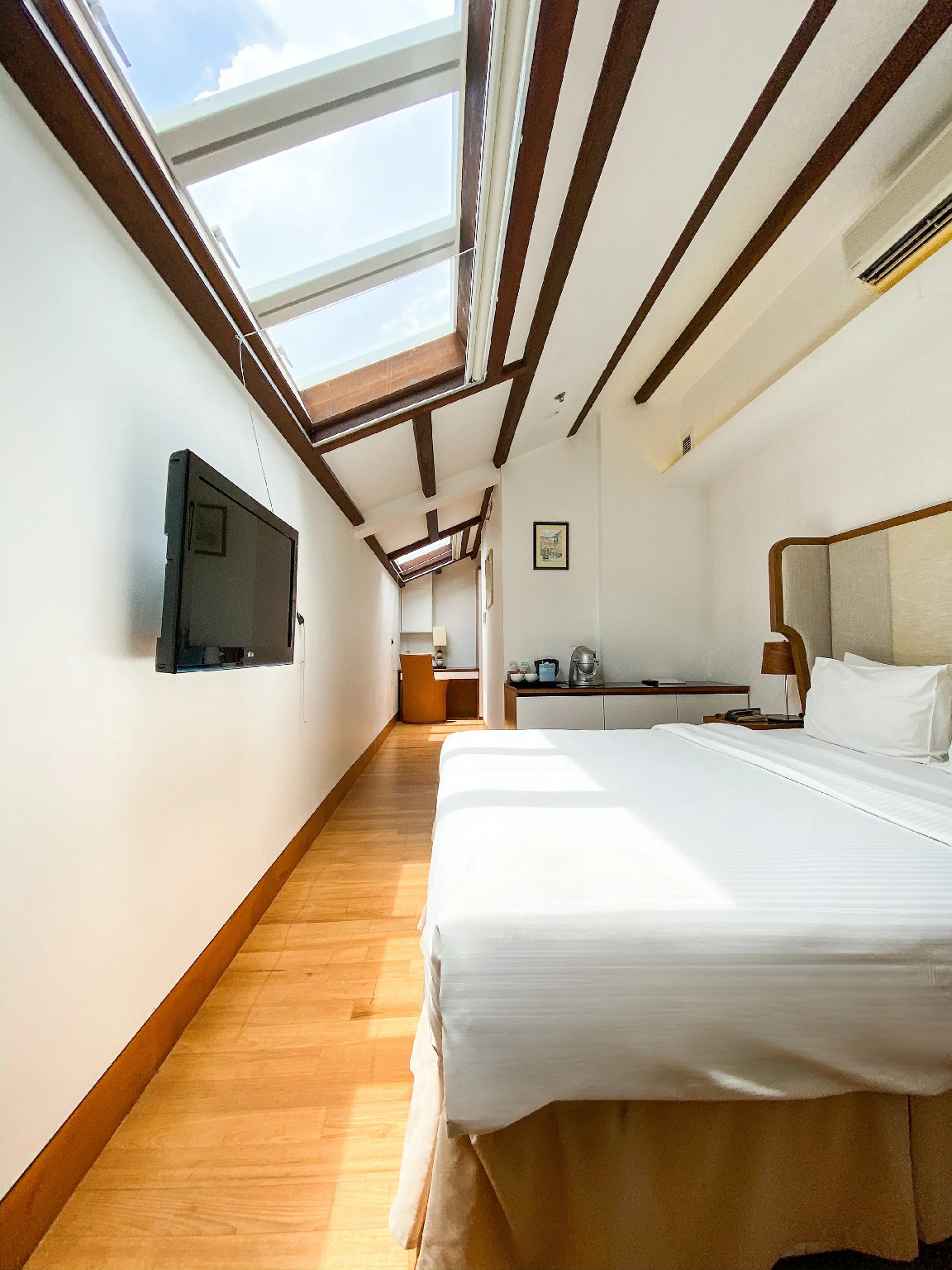 Skylight, King Bed