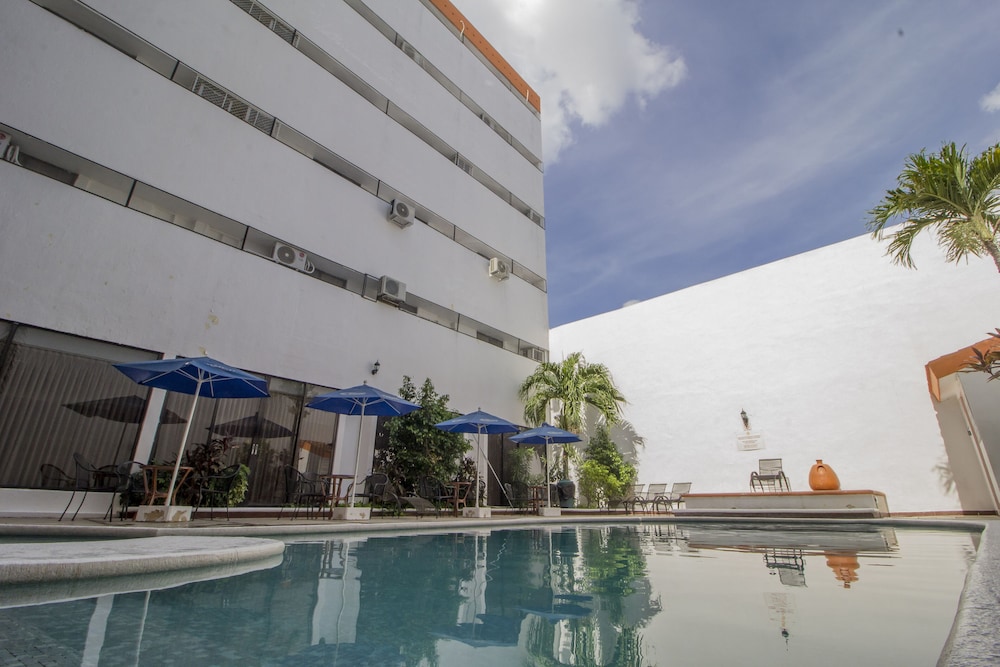 Hotel Ambassador Merida 4/72