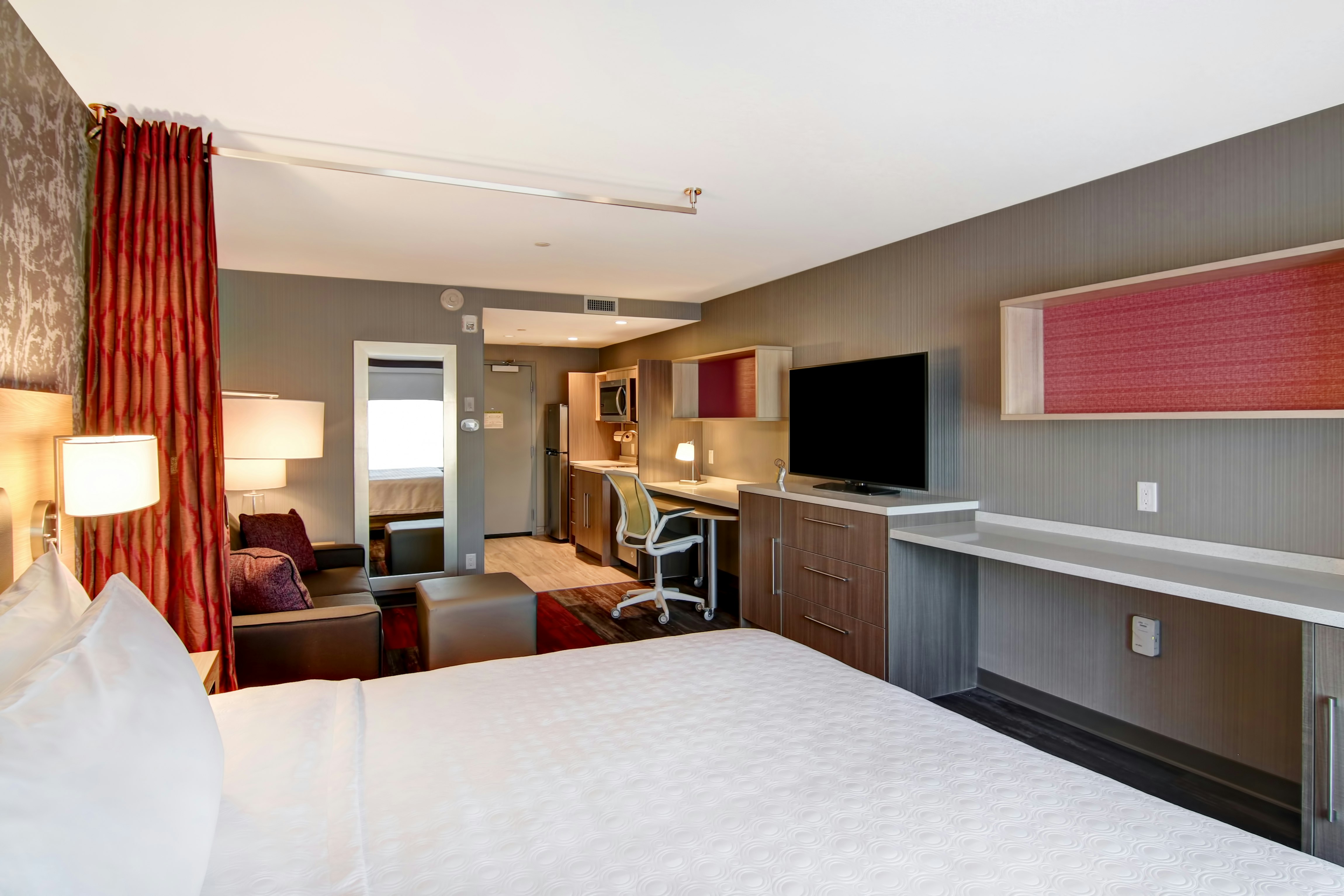STUDIO, SUITE, KING BED
