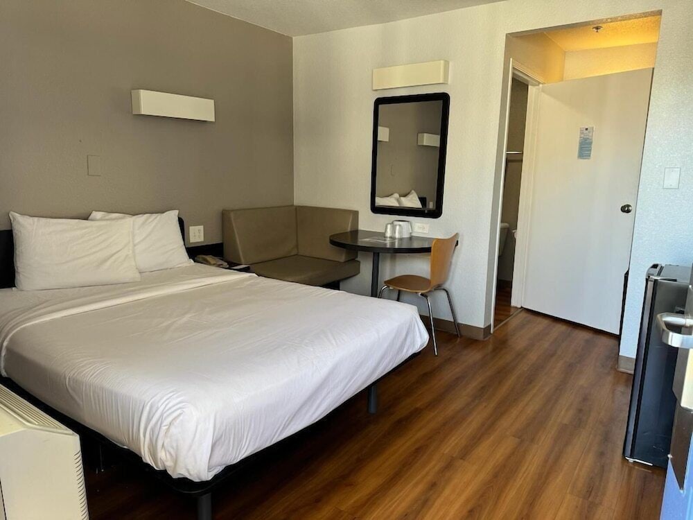 غرفة قياسية بسرير مزدوج