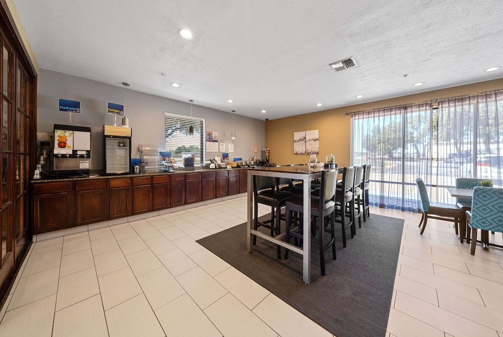 Days Inn by Wyndham Round Rock 8/43