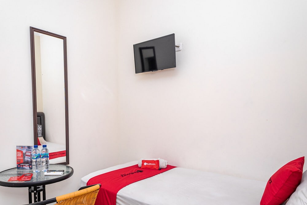 RedDoorz near Alun Alun Bandung 2 13/32