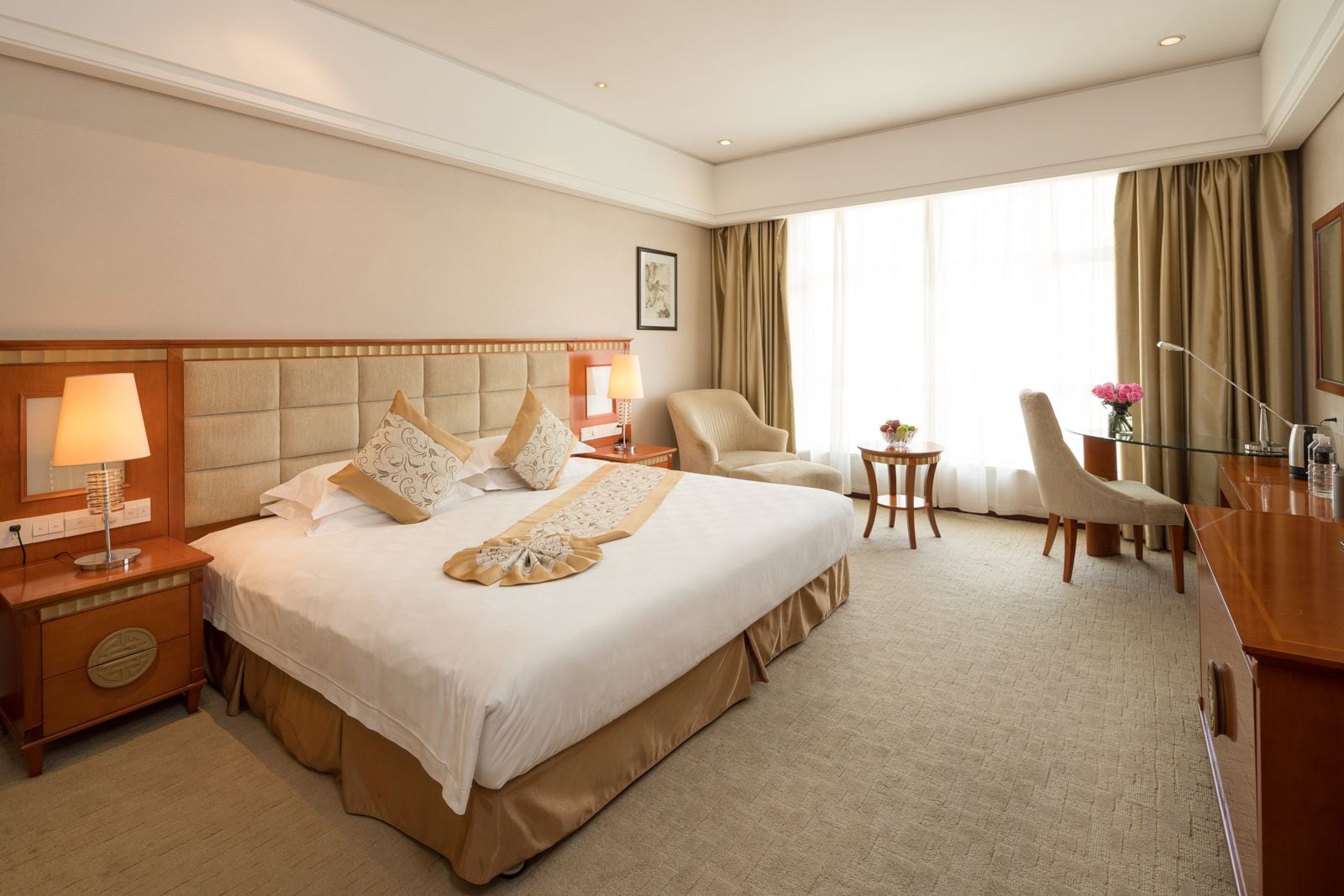 DELUXE, KING BED