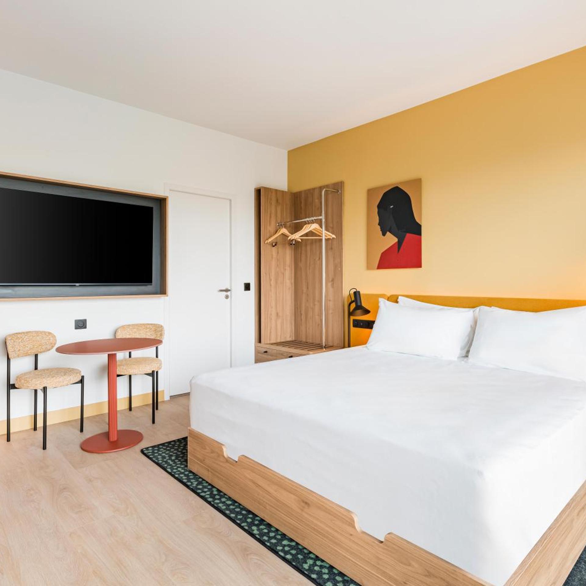 Room, King Bed, Airport View, Sofa