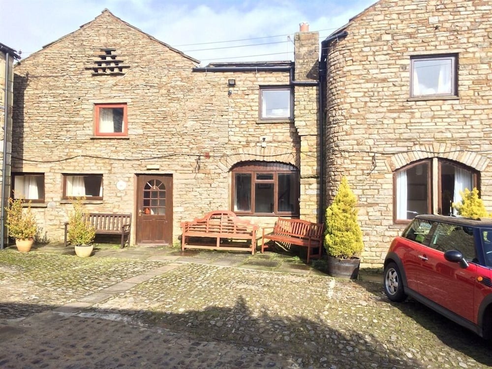 The Fox & Hounds Inn 31/35