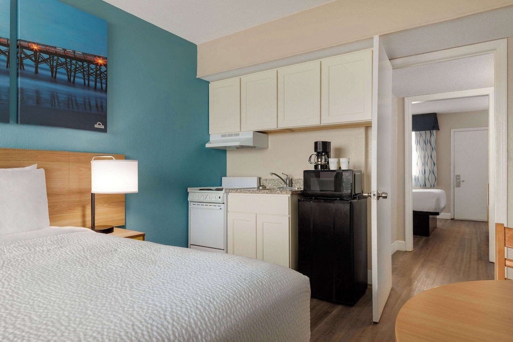 EFFICIENCY, 2 QUEEN BEDS, OCEAN FRONT