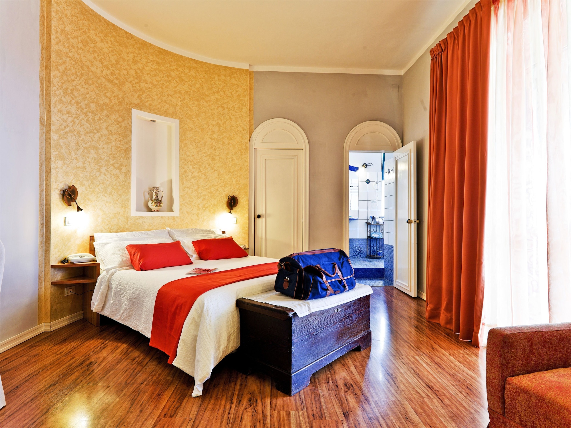 SUITE, QUEEN BED, VALLEY VIEW