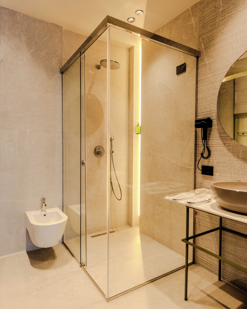 Si hotel Tirana 60/61