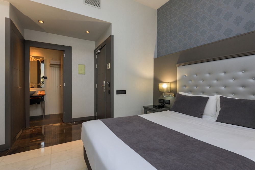 ROOM, DOUBLE BED
