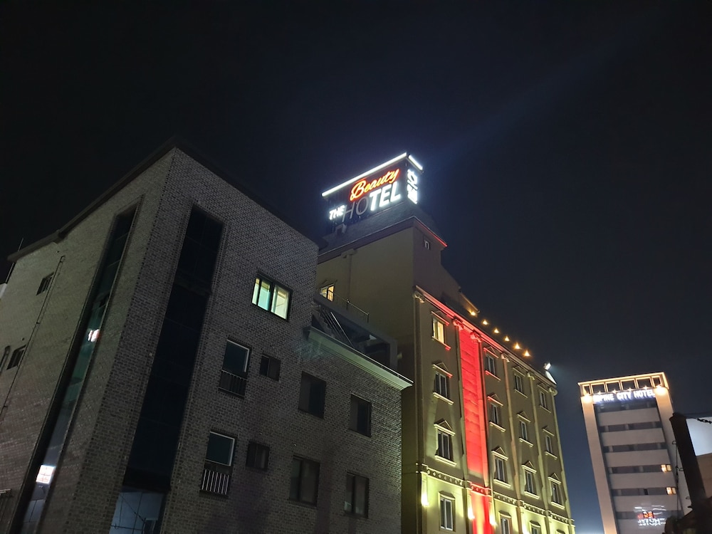 The Beauty Hotel 2/24