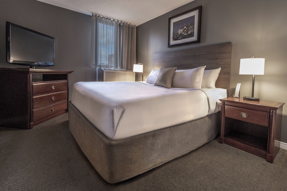 SUITE, QUEEN BED