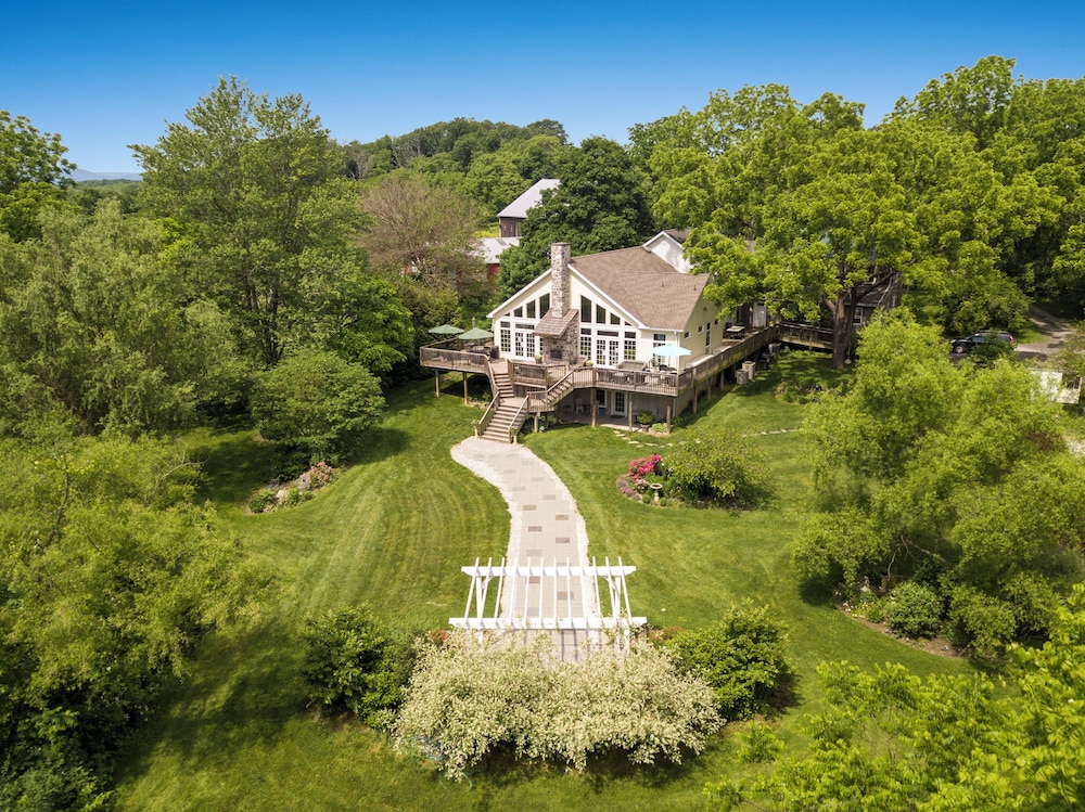 Battlefield Bed &amp; Breakfast Inn 70/76