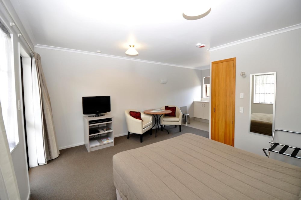 Knightsbridge Court Motor Lodge 10/37