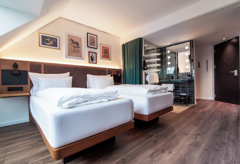 Smart, Twin Beds