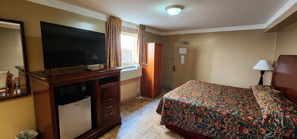 Townhouse Inn &amp; Suites 7/25