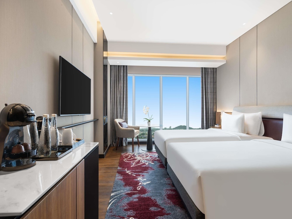DELUXE, TWIN BEDS, CITY VIEW